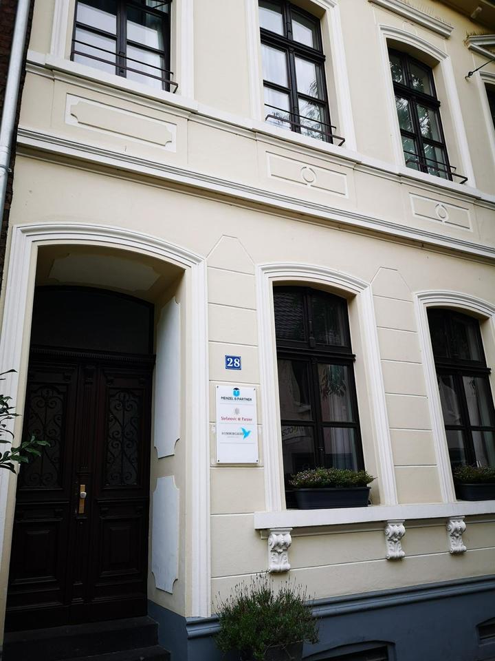 Thumbnail-Stilvoller Jahrhundertwende-Altbau mit integriert. Private Office