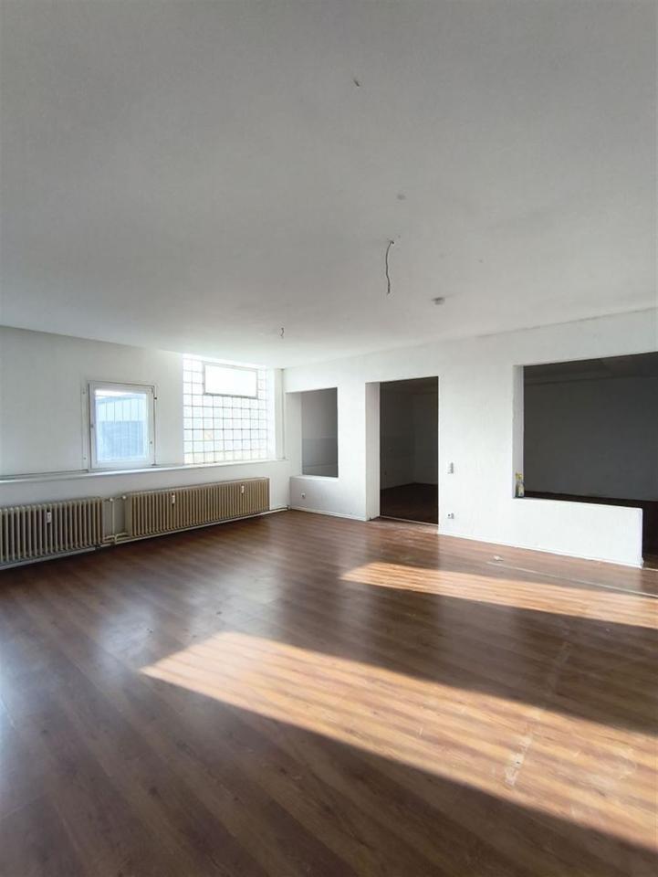 Thumbnail-Große Wohnung mit 6 Zimmern im 1. OG