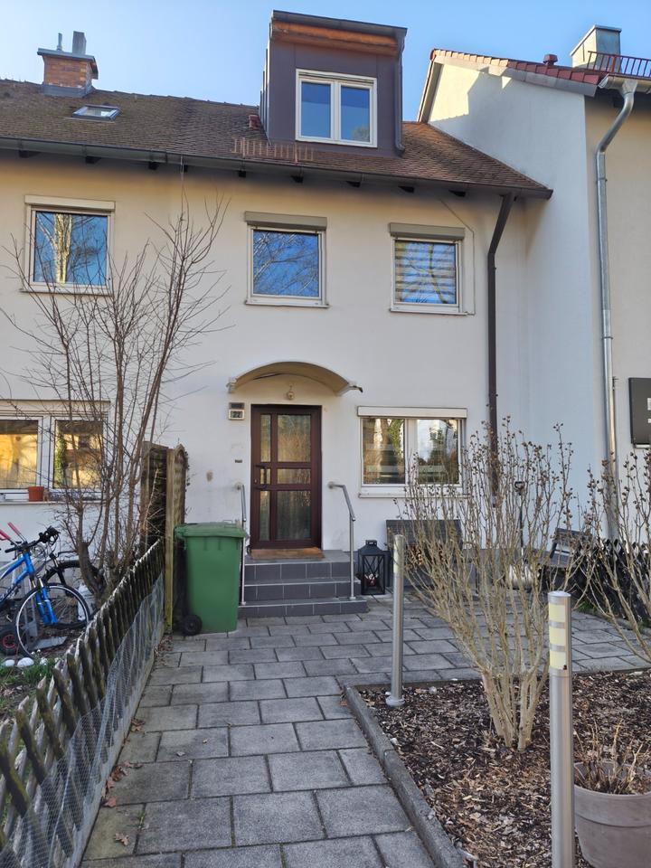 Thumbnail-Schönes Reihenhaus mit Garage und Wohnmobilstellplatz