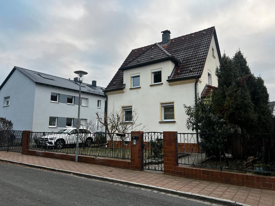 Thumbnail-Freistehendes Zweifamilienhaus mit Garage und Nebengebäude