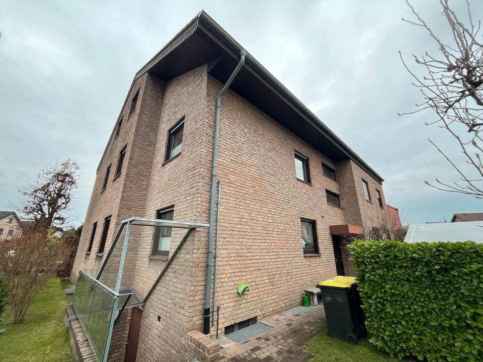 Thumbnail-Großzügige DG-Wohnung mit Balkon und PKW-Stellplatz