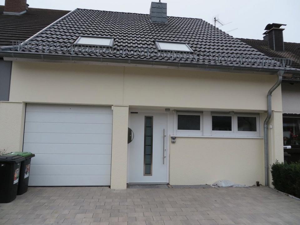 Thumbnail-Modernisiertes zweiseitig angebautes Einfamiienhaus mit Garage in