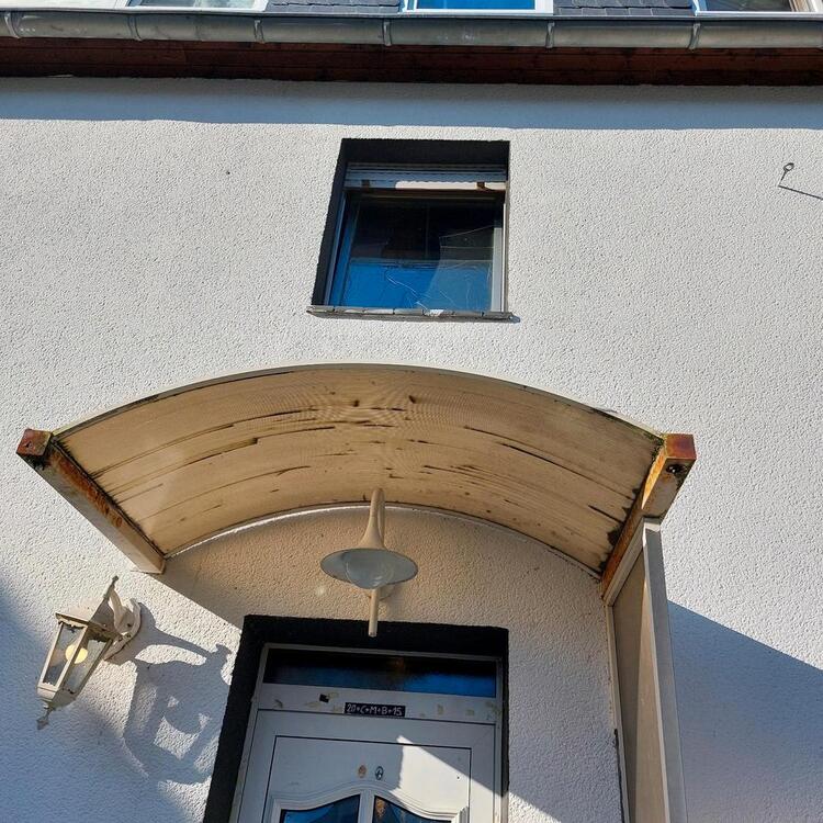 Thumbnail-Haus in Worringen 5 Zimmer, Bad,Küche Flur,kleiner Hof sofort