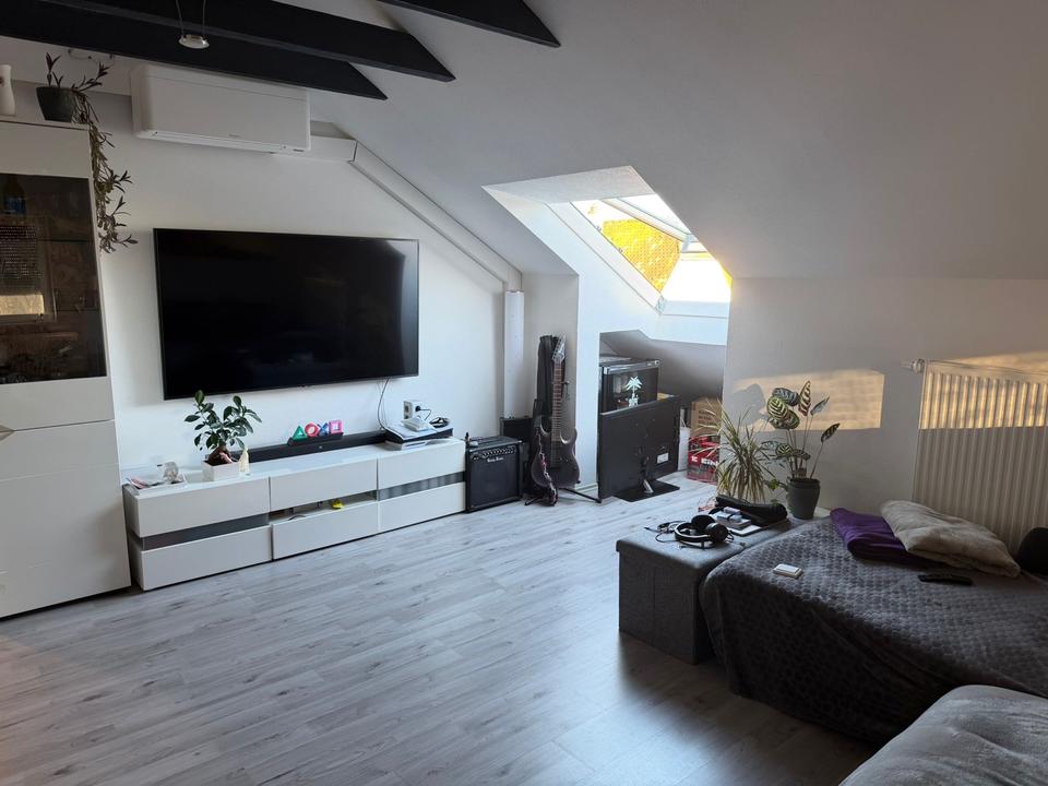 Thumbnail-1 Zimmer Dachgeschoss mit Klimaanlage zu vermieten