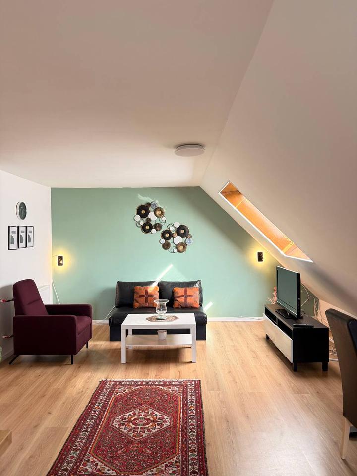 Thumbnail-Nette und lichtdurchflutete Dachgeschosswohnung mit Spitzboden –