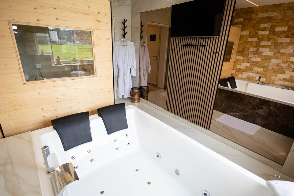 Thumbnail-Luxus-Wohnen mit privatem Spa – Whirlpool, Sauna, Balkon