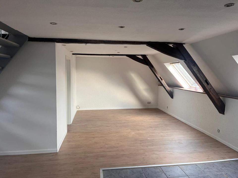 Thumbnail-Geräumige Dachgeschoßwohnung mit kompletter Küche