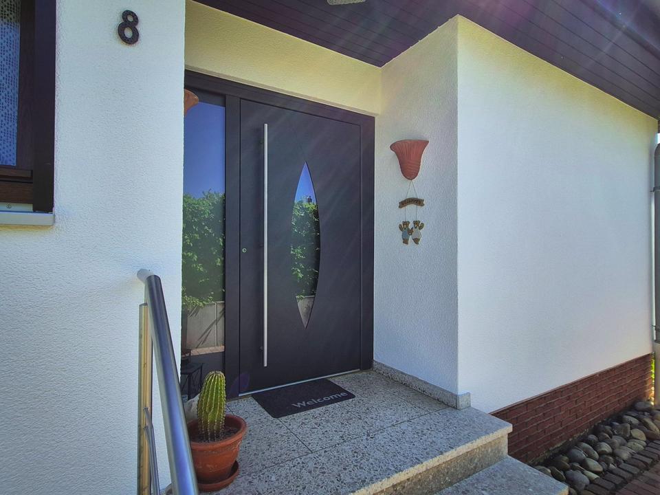 Thumbnail-Modernisiertes Einfamilienhaus auf einer Ebene mit großem Garten