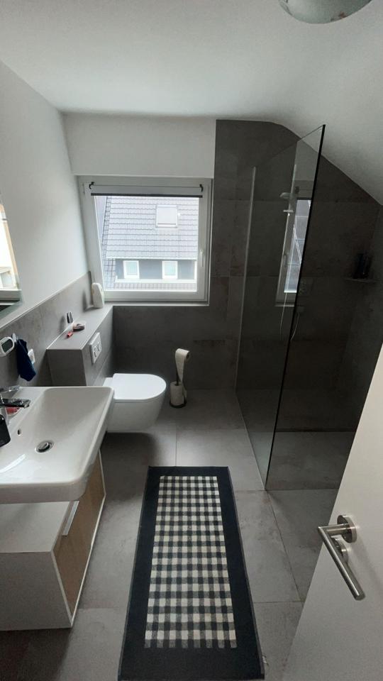 Thumbnail-3 Zimmer Dachgeschoss-Wohnung in Dreifamilienhaus zu vermieten