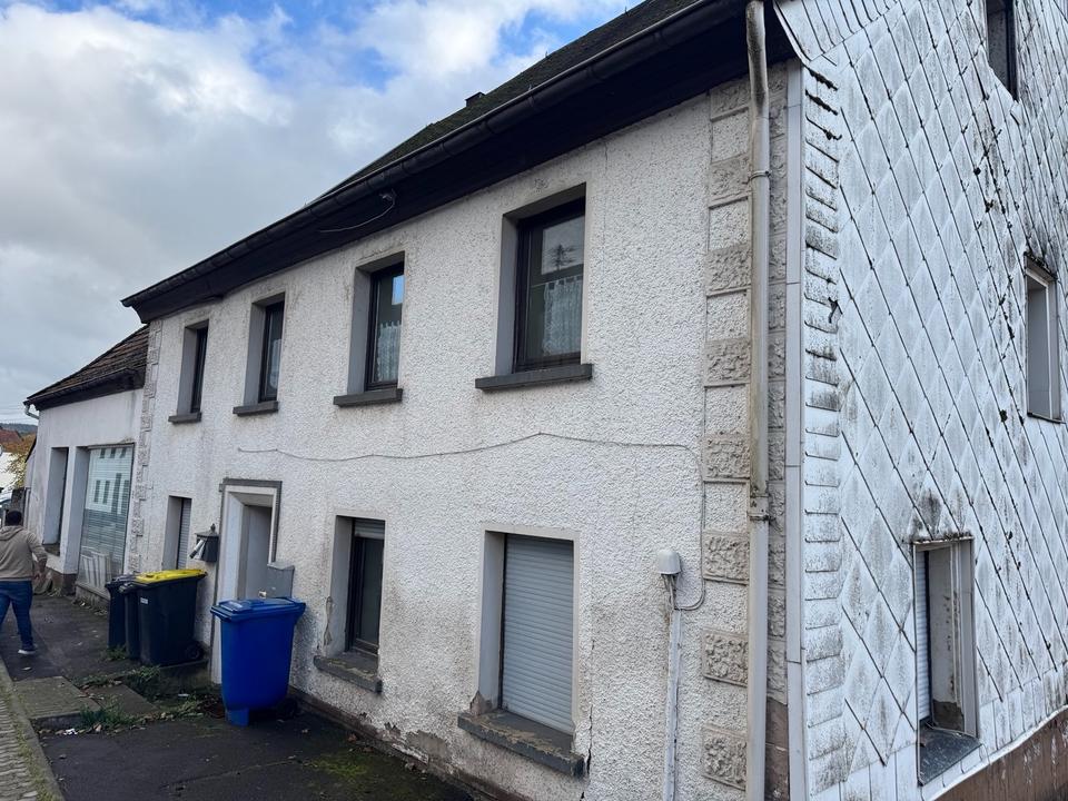 Thumbnail-Haus mit zwei Wohnungen und Laden