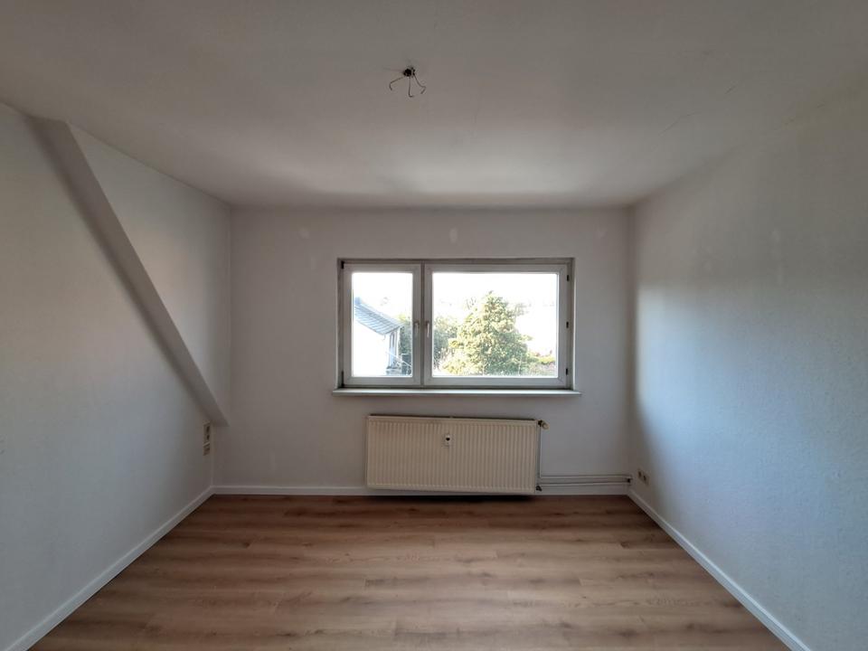 Thumbnail-Anfragen NUR per Email. Kleine 3-Zi.-Wohnung in der Nahe Schulzentrum Geschwister Scholl.