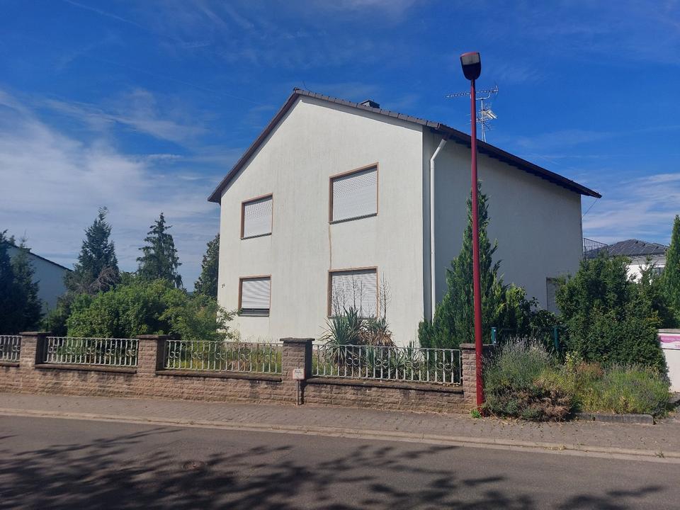 Thumbnail-Einfamilienhaus mit großem Grundstück und Garage in Ockenheim