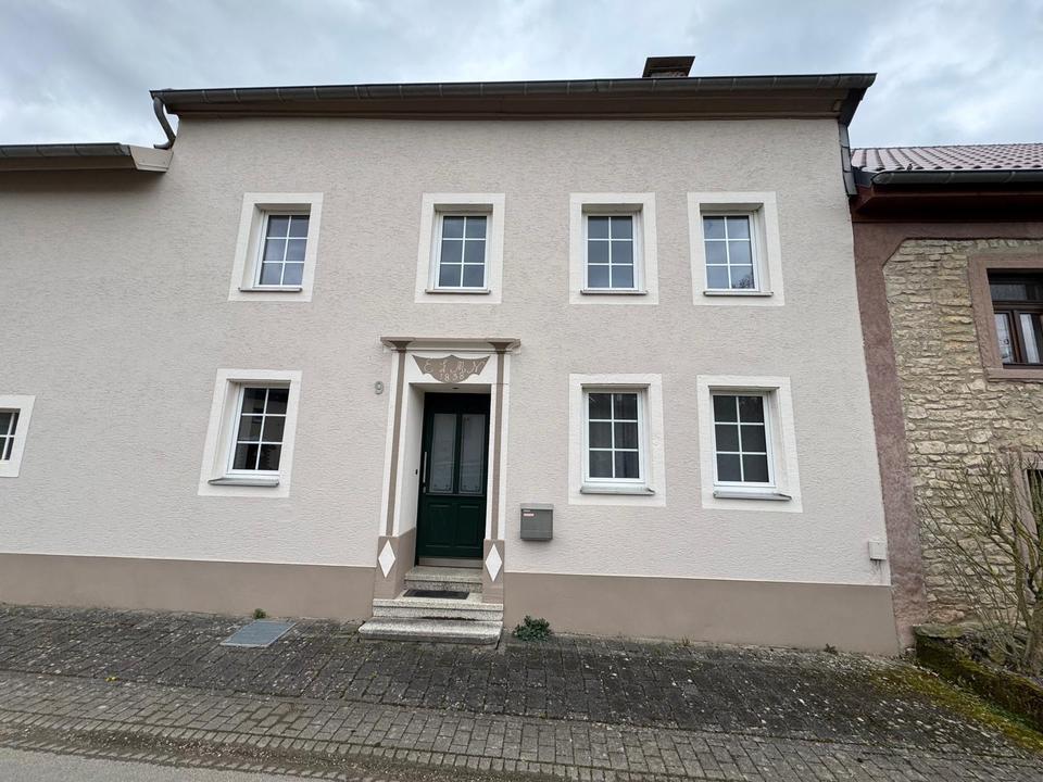 Thumbnail-Altes Bauernhaus mit Nebengebäude und großem GrundstückGarten