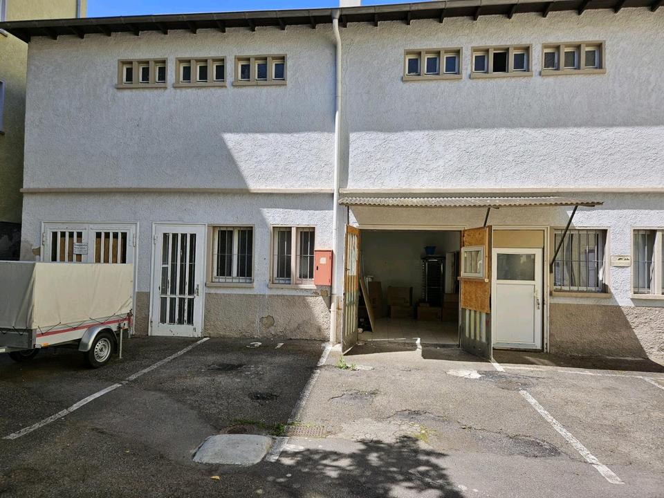 Thumbnail-Freistehendes 2 Stöckiges Bürogebäude mit 4 Eingängen.