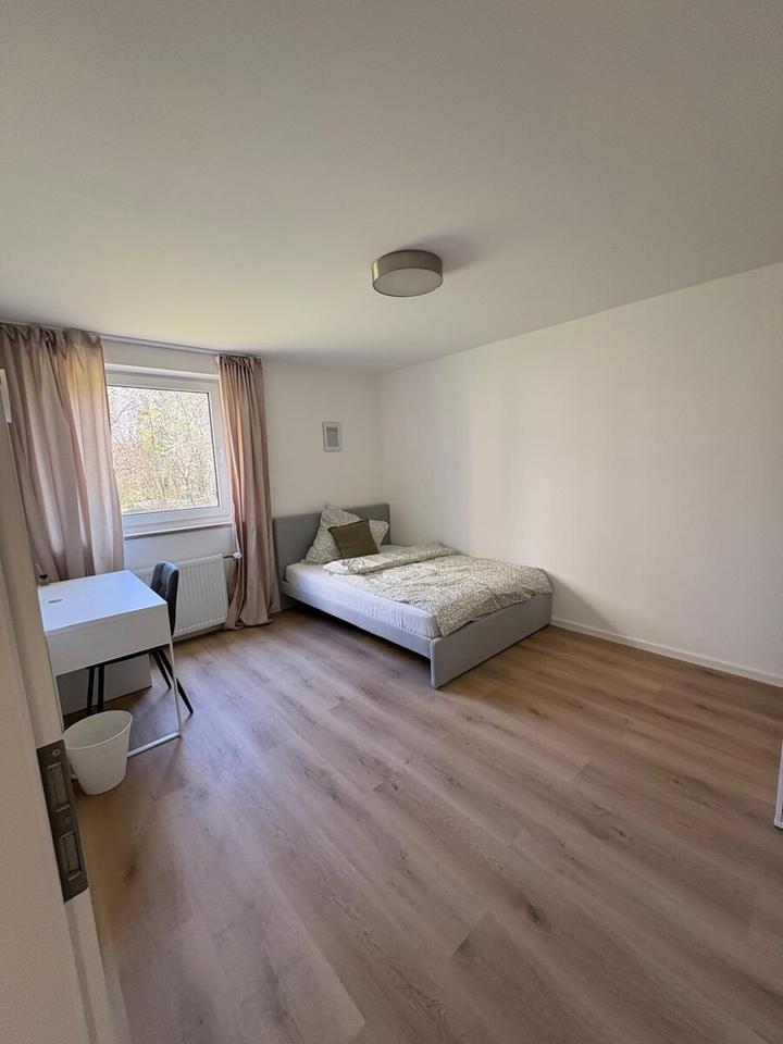 Thumbnail-In dieser hochwertig sanierten 4-Zimmer-Wohnung wird ein einzelnes, vollständig möbliertes WG-Zimmer zur Miete angeboten. Die Wohnfläche des Zimmers beträgt circa 15 Quadratmeter. Die...