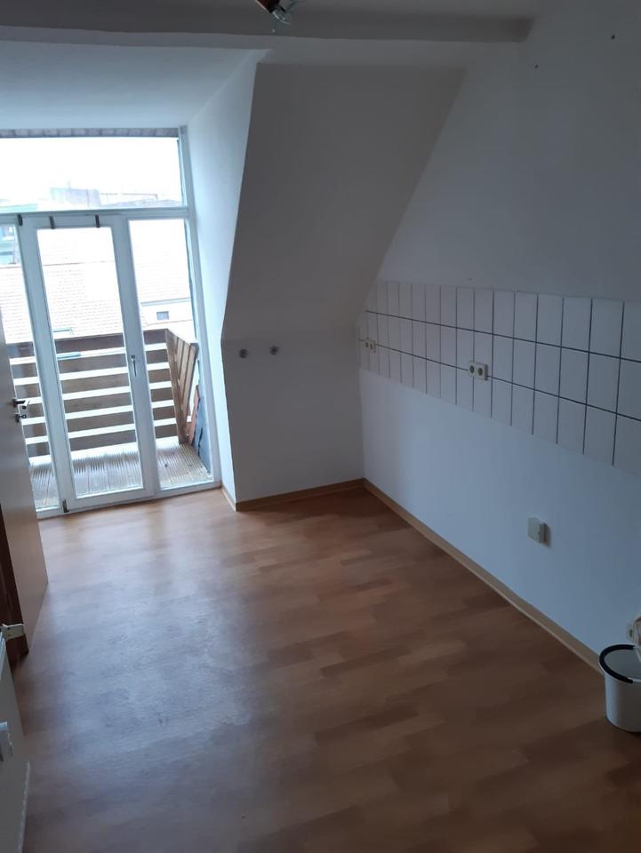 Thumbnail-helle 1,5 Raumwohnung im Dachgeschoss mit Balkon