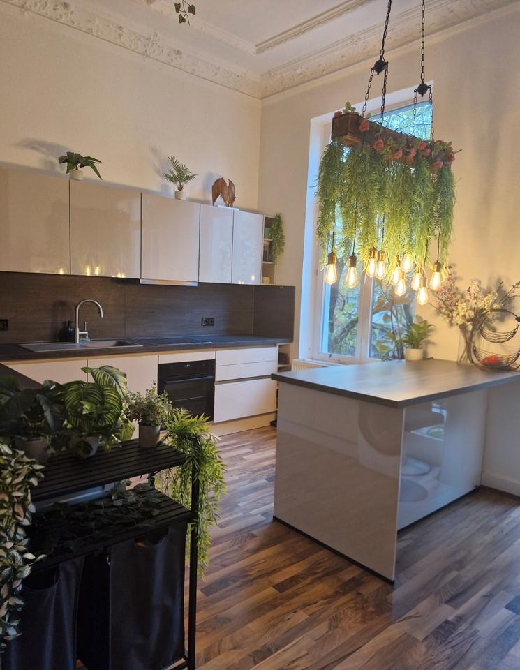 Thumbnail-110 m² Altbau-Wohnung &Balkon & hochwertiger EBK in Hannover List