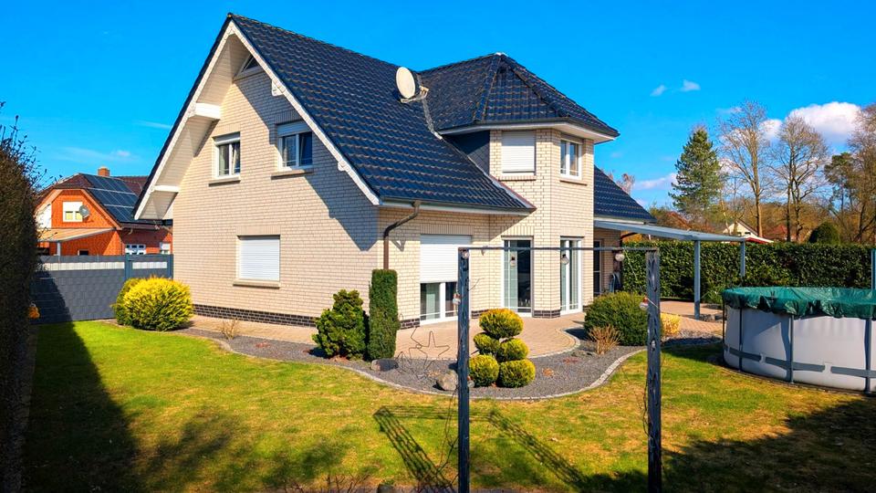 Thumbnail-220 m² Einfamilienhaus mit Garten & 2 Garagen – sofort frei