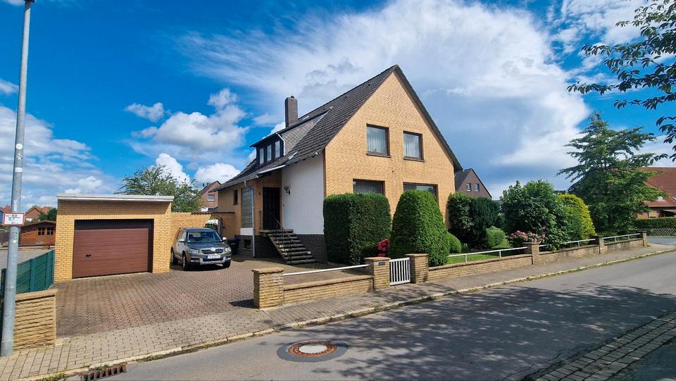 Thumbnail-Freistehendes Einfamilienhaus mit Garage und Garten