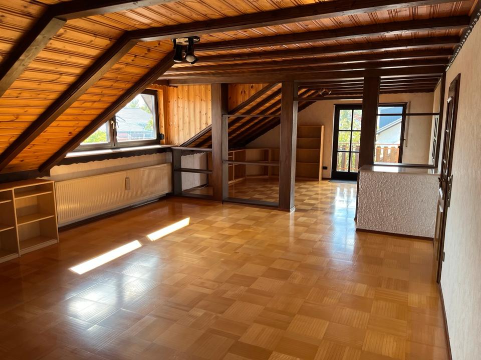 Thumbnail-3-Zimmer Dachgeschosswohnung mit nagelneuer Küche und Balkon