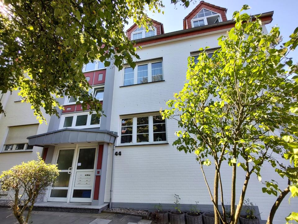 Thumbnail-helle 2 Zimmer Küche Bad Wohnung an einer Spielstraße