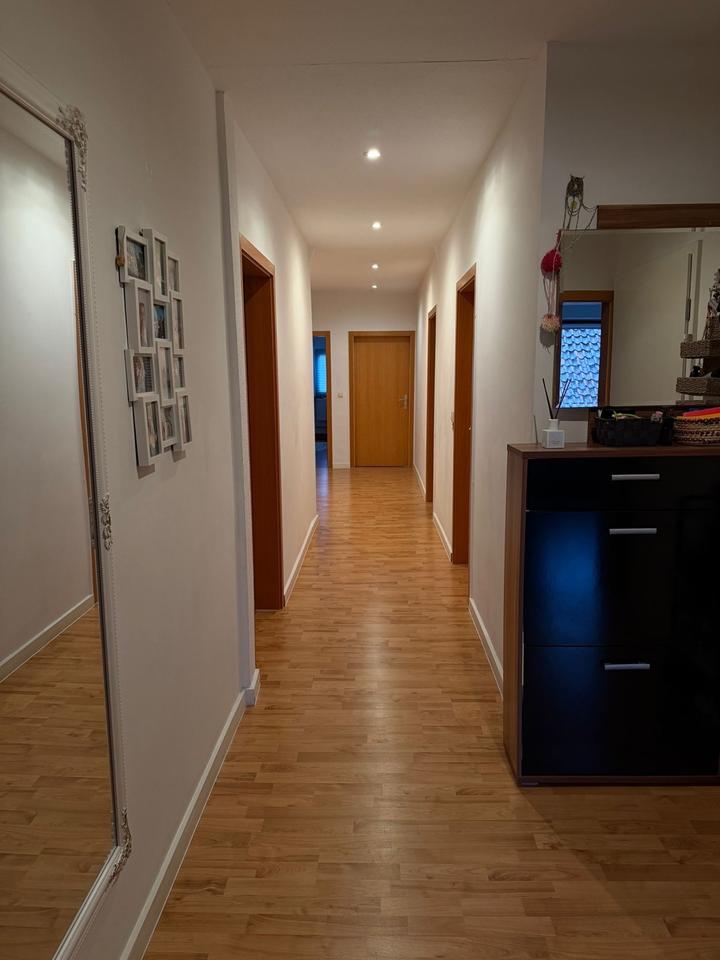 Thumbnail-Attraktive 5-Zimmer-Wohnung mit Balkon und Gartenmitnutzung