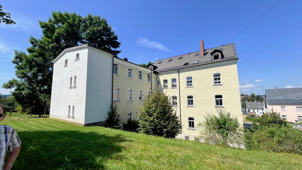 Thumbnail-6-Zi.-Whg., 2 Bäder mit Wanne, 3 kostenl. Stellplätze, große Wiese