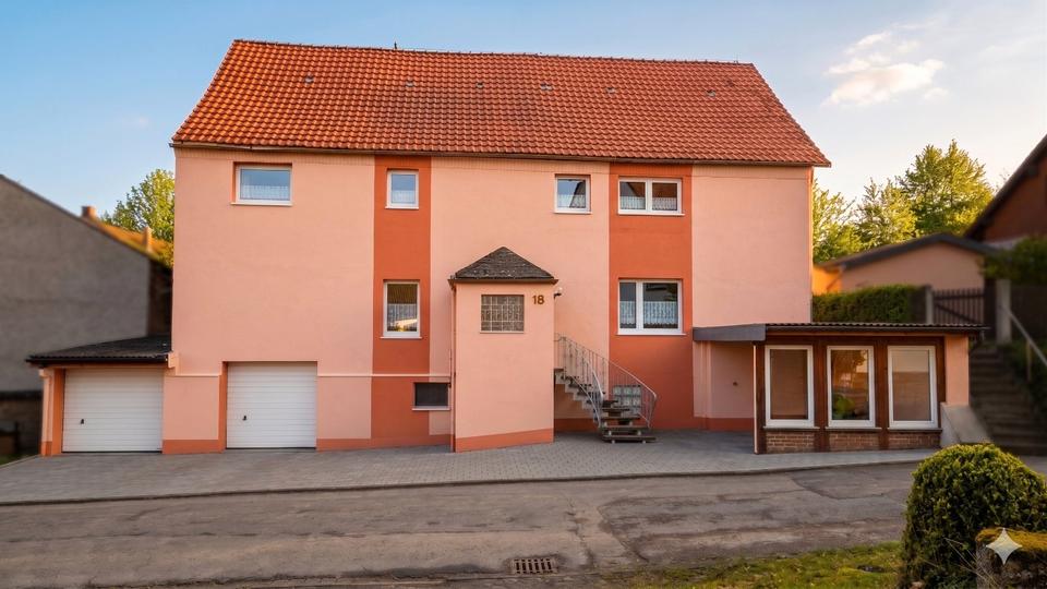Thumbnail-Platzwunder mit Herz: Mehrgenerationenhaus in ruhiger Dorfidylle