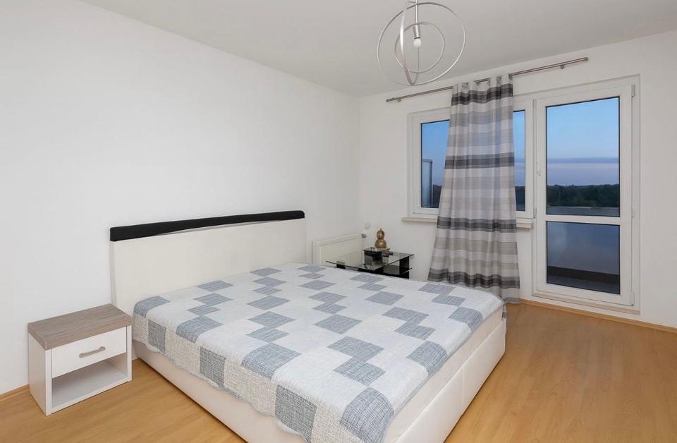 Thumbnail-Großzügige, helle und möblierte 4-Raum-Wohnung mit Balkon und Panoramablick ins Grüne in Breitenheerda bei Rudolstadt – verkehrsgünstig zwischen Arnstadt, Erfurt und Weimar gelegen