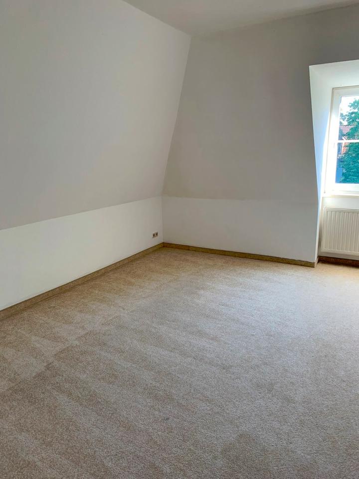 Thumbnail-geräumige 2 Zimmer Wohnung im Dachgeschoss