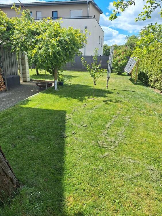 Thumbnail-Doppelhaushälfte mit Nebengebäude und Doppelgarage