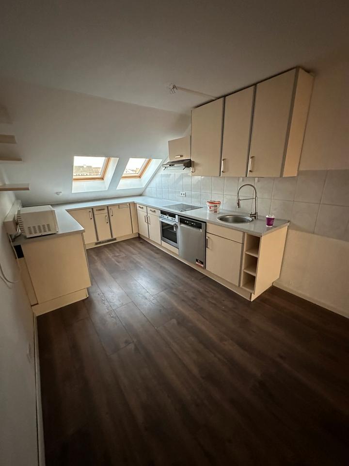 Thumbnail-Sanierte DG Wohnung 4 Zimmer, 2 Bäder, große Wohnküche, Glasfaser