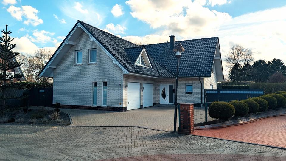 Thumbnail-220 m² Einfamilienhaus mit Garten & 2 Garagen – sofort frei