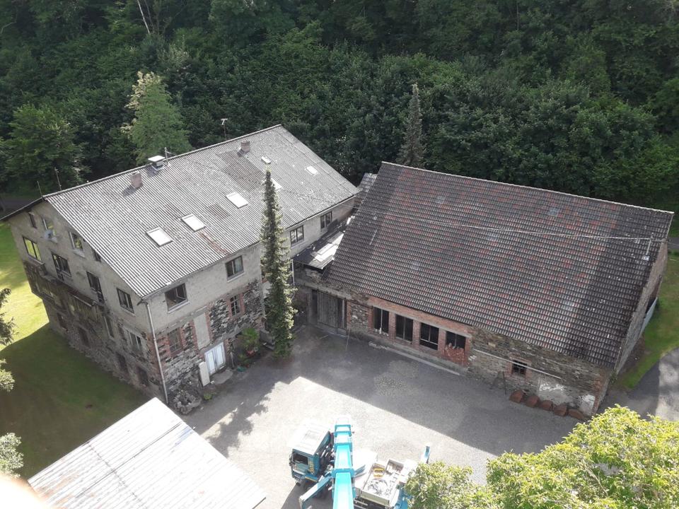 Thumbnail-Gebäude mit industriellem Scharm und parkähnlichem Grundstück