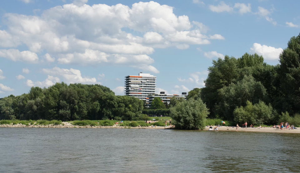 Thumbnail-Moderne 3-Zimmer-Wohnung mit Schwimmbad und Balkon in Köln
