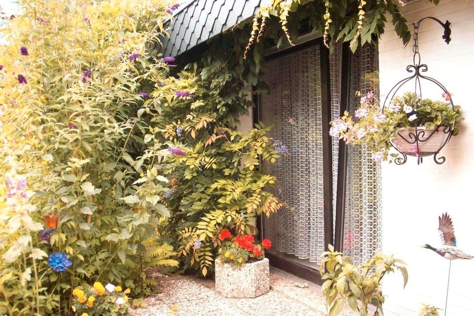 Thumbnail-Großzügiger Winkelbungalow (Satteldach, Fußbodenheizung, Garage)