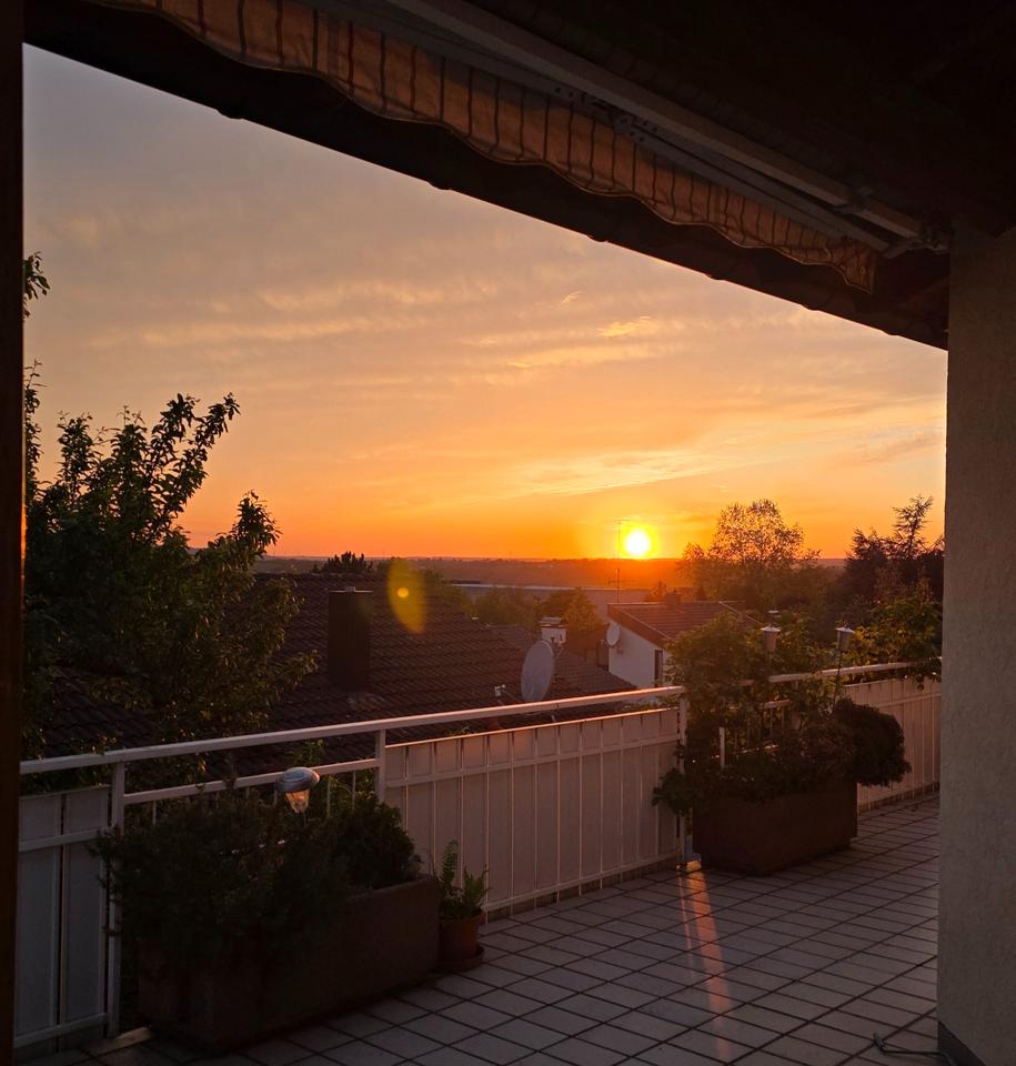 Thumbnail-Wohnen wie im Haus: 4-Zi.-Wohnung mit großem Südbalkon und Kamin