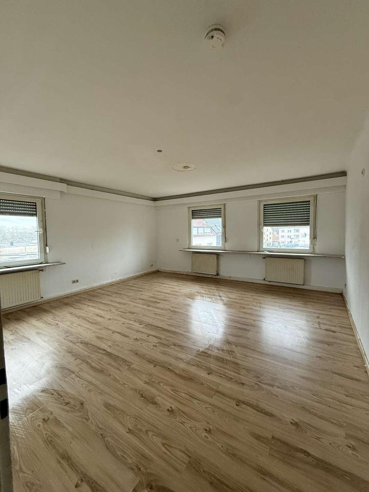 Thumbnail-Diese geräumige Etagenwohnung im zweiten Obergeschoss bietet mit drei Zimmern und einer Wohnfläche von rund 100 m² viel Platz für Ihren persönlichen Wohnalltag. Die Wohnung verfügt über zwei...