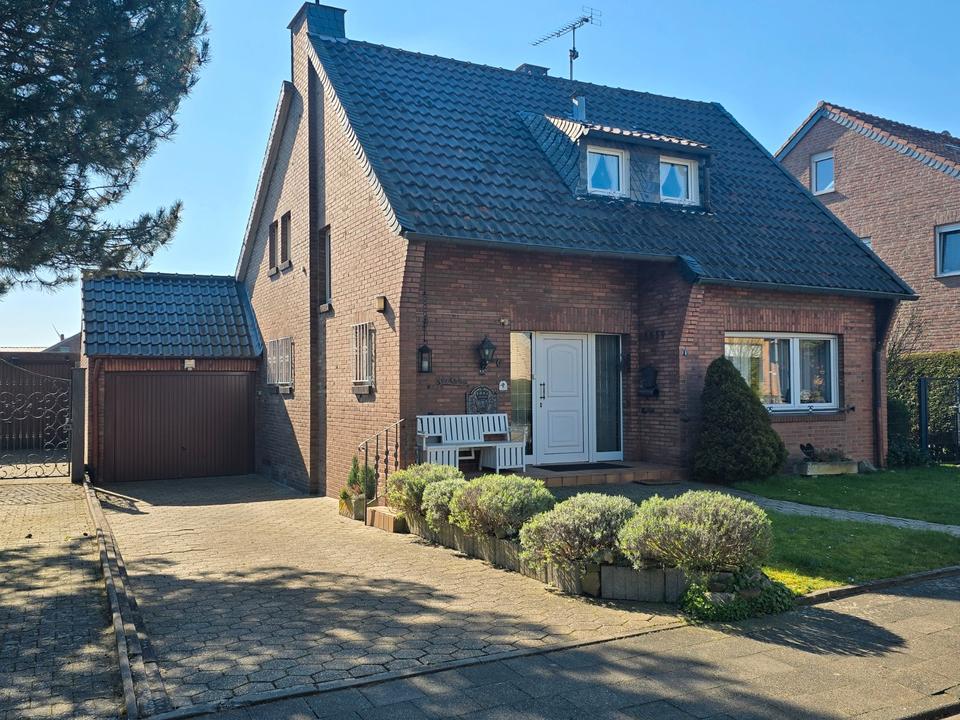 Thumbnail-Schönes freistehendes Einfamilienhaus mit Garage