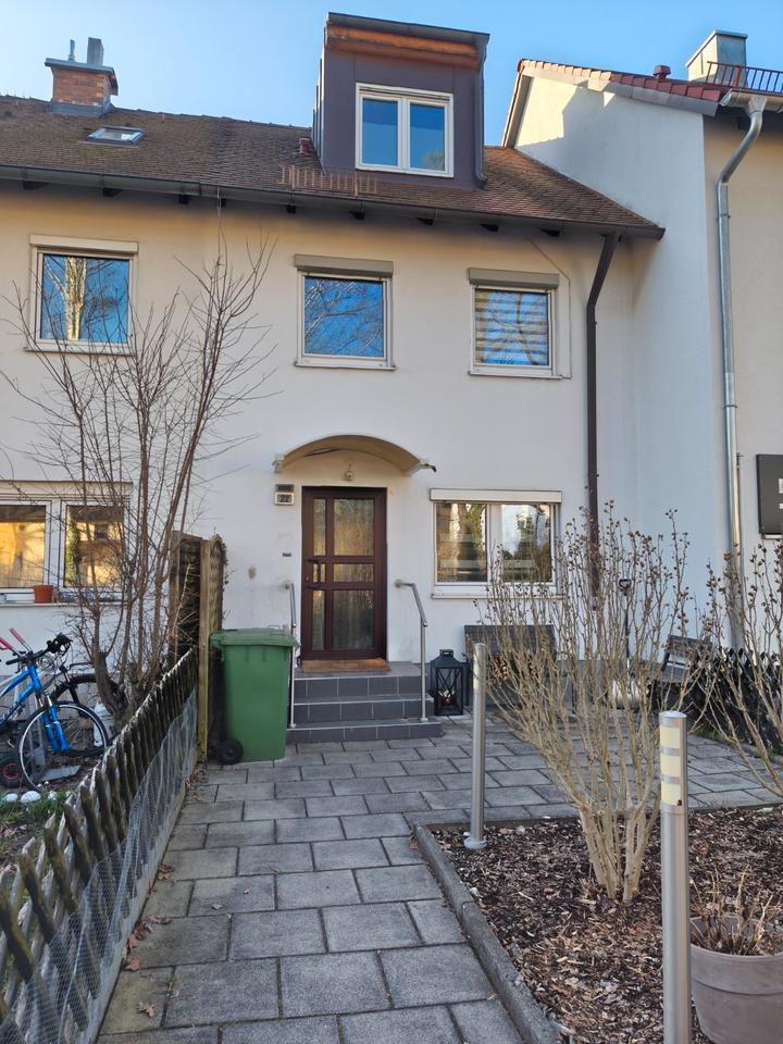 Thumbnail-Schönes Reihenhaus mit Garage und Wohnmobilstellplatz