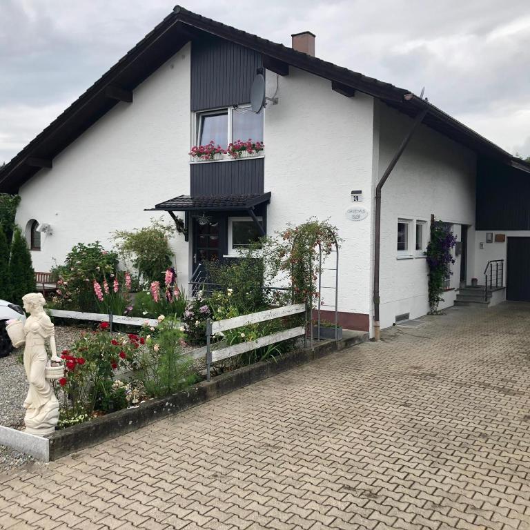 Thumbnail-Einfamilienhaus mit 245 m² & Einlieger-Pensionseinheit im Allgäu