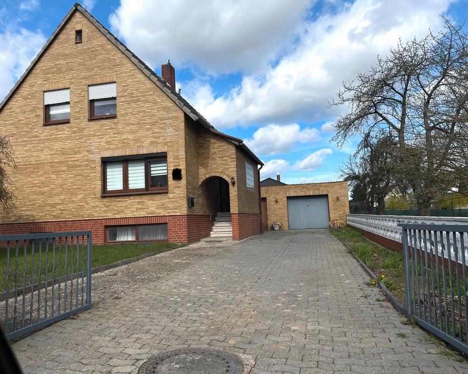 Thumbnail-Freistehendes Einfamilienhaus mit Garten, Pool und Garage