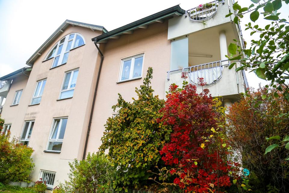 Thumbnail-Große 5-Zimmer-Wohnung mit Garten, Terrasse & Garage in