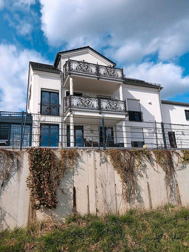 Thumbnail-Luxuriöse 3 Zimmer Dachgeschosswohnung im 1 Obergeschoss