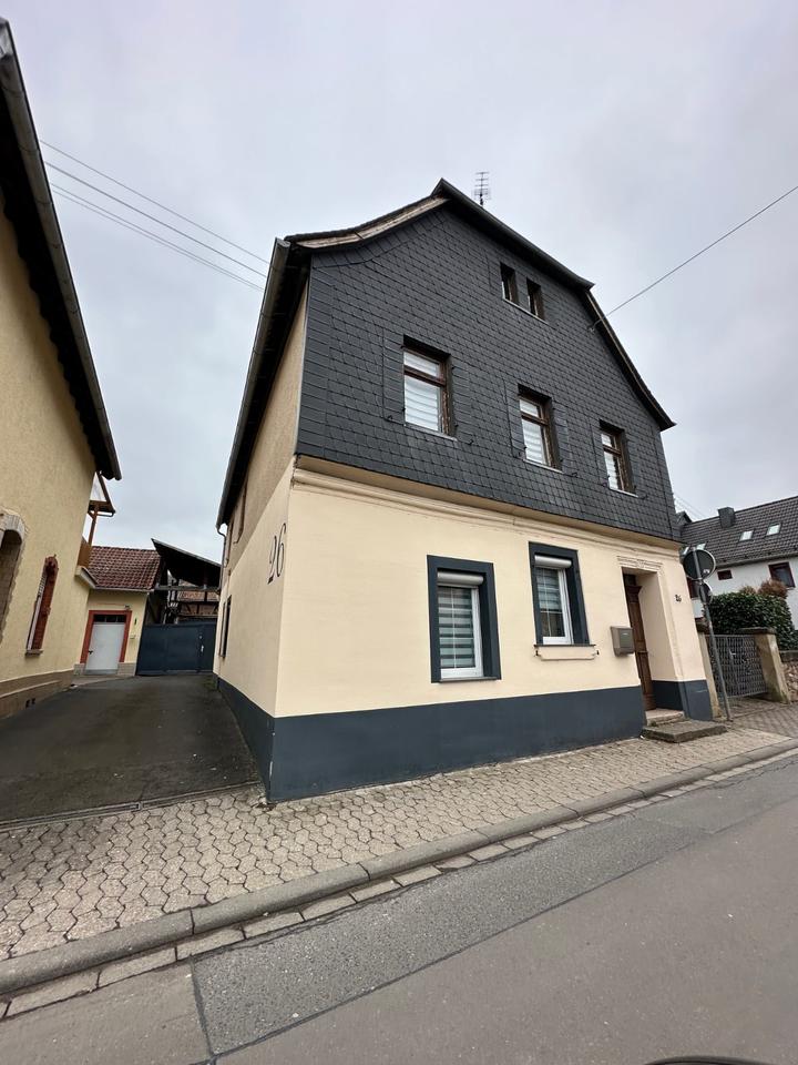 Thumbnail-Alter Winzer Hof mit diversen Lagerhallen und Weinkeller