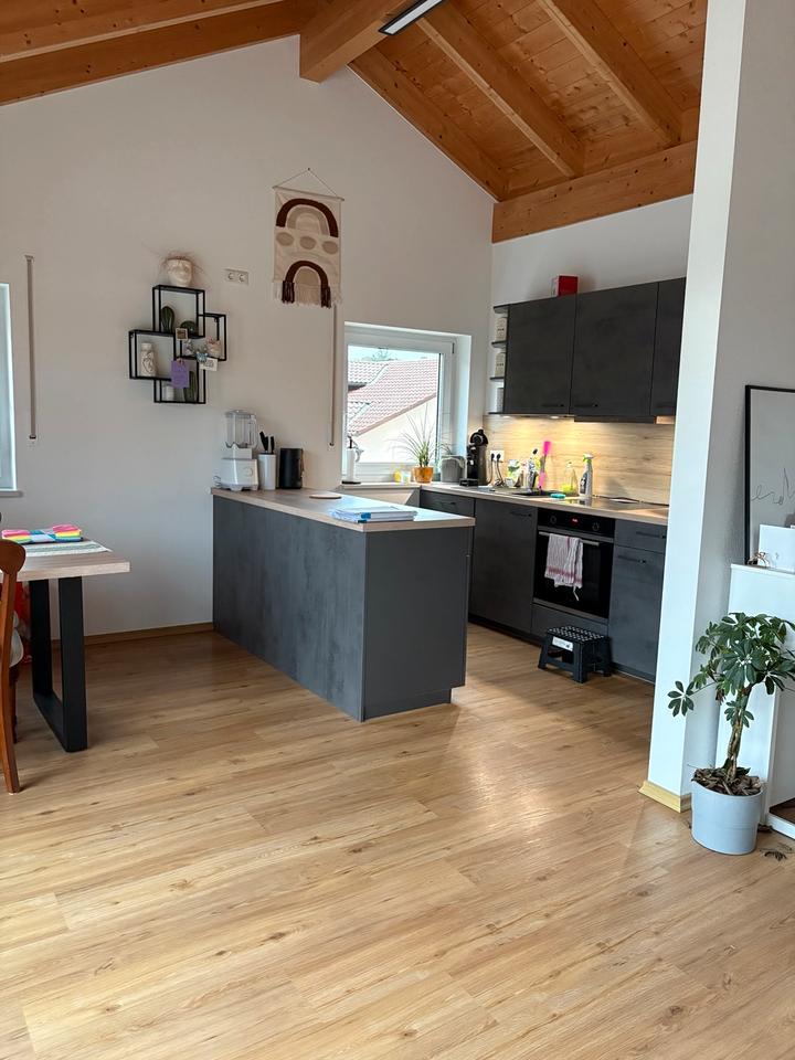 Thumbnail-Zentrale Drei-Zimmer Wohnung mit Sichtdachstuhl