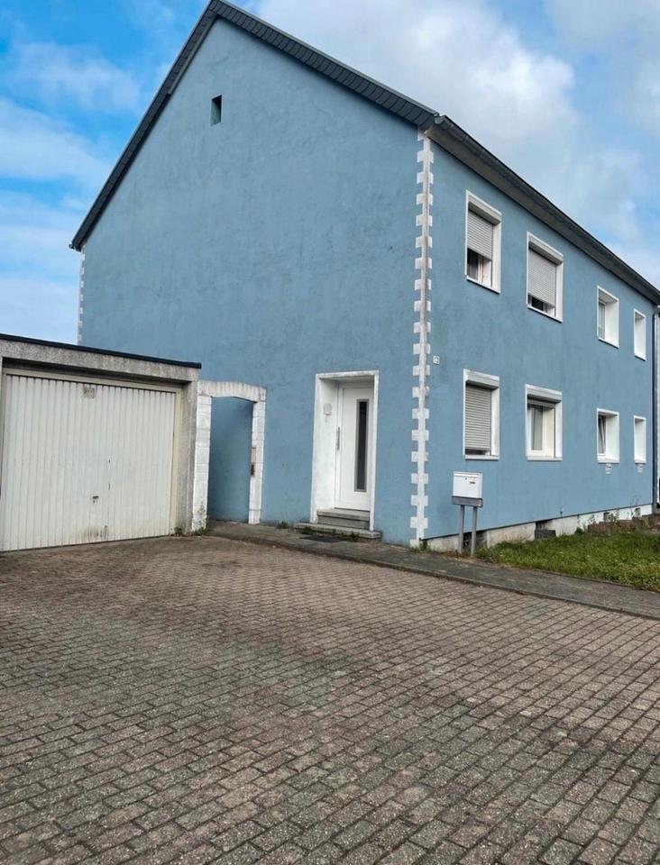 Thumbnail-Doppelhaushälfte mit Garage und Gartem