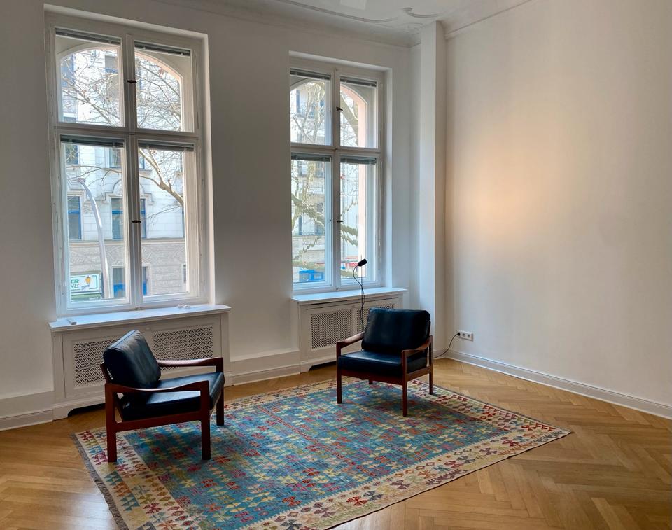 Thumbnail-Therapieraum in stilvoller Altbau-Praxis am Viktoria-Luise Platz