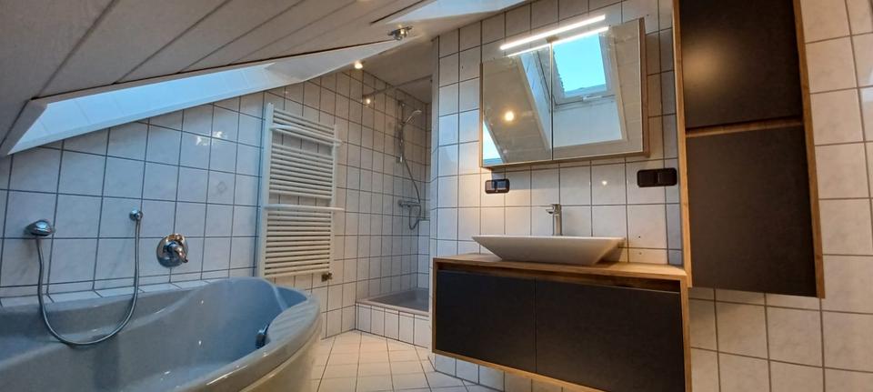 Thumbnail-Renovierte 90 m² DG-Whg, Garage&2SP, Keller, EBK, Dusche&Wanne