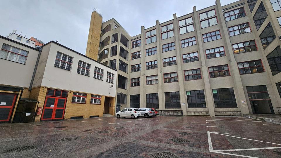 Thumbnail-Arbeiten in Berliner Industrie Ästhetik - zentral in Kreuzberg